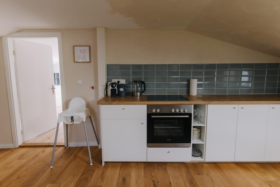 Coffee/tea facilities, Kitchen or kitchenette, stove