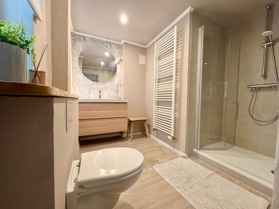 Shower, Toilet, Bathroom