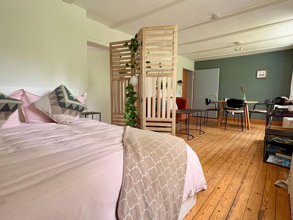 Bed, Living room, Photo of the whole room, Seating area, Dining area