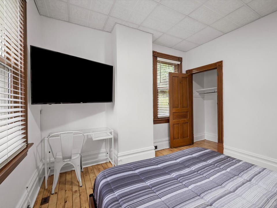 Oakland, Pittsburgh !E Cozy and Stylish Private Bedroom with Shared Bathroom Vacation rental in Pittsburgh
