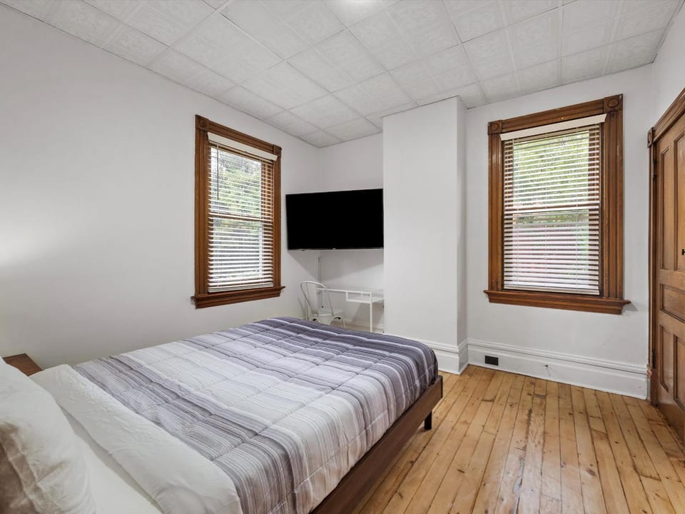 Oakland, Pittsburgh !E Cozy and Stylish Private Bedroom with Shared Bathroom Vacation rental in Pittsburgh