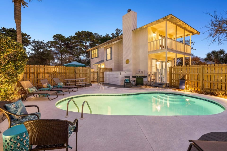 The Sandpiper-Crystal Beach- Private Pool House in Destin