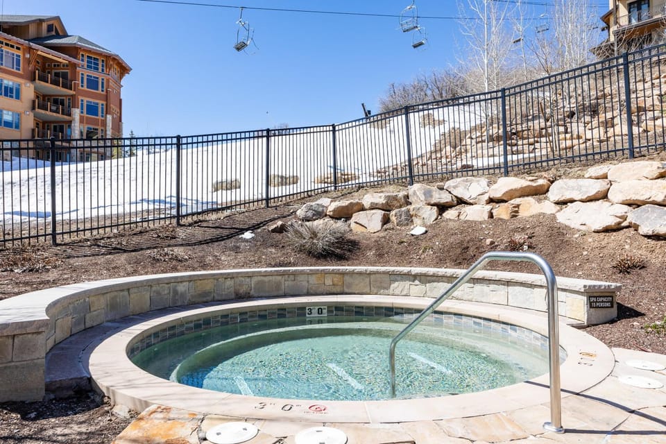 Modern 3-Bedroom Ski-In Ski-Out Retreat with Mountain Views & Resort Amenities Apartment in Wasatch County