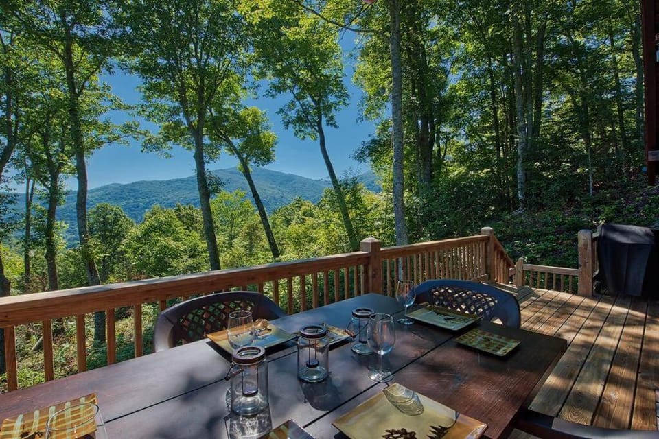 Communal lounge/ TV room, Dining area, Mountain view