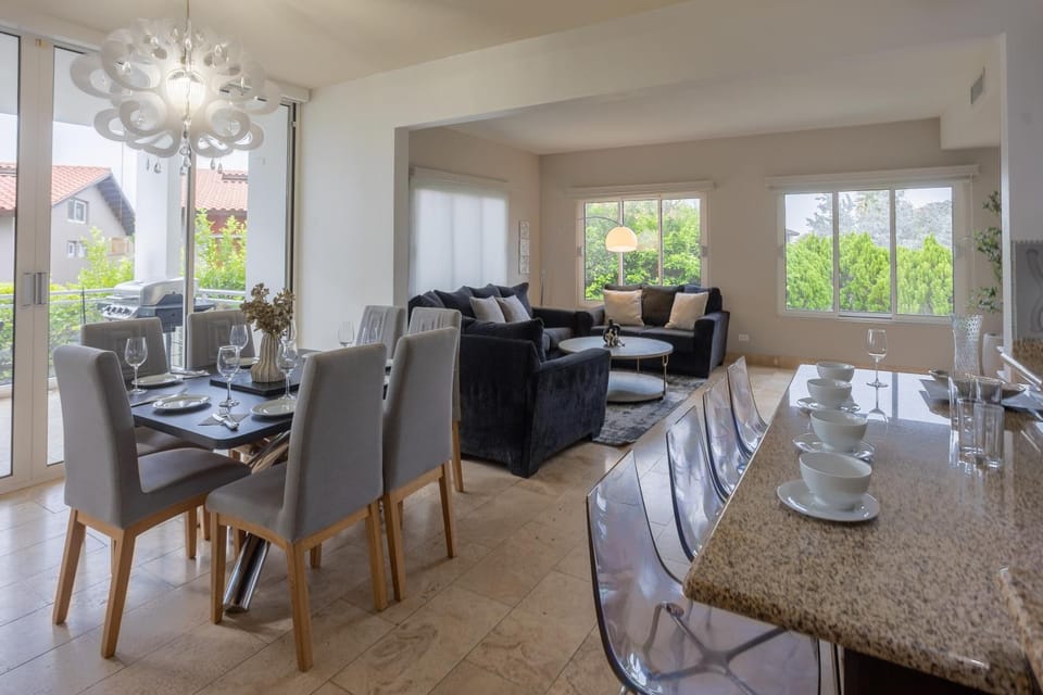 4 Bedrooms modern Condo at walking distance from Eagle beach Apartment in Noord