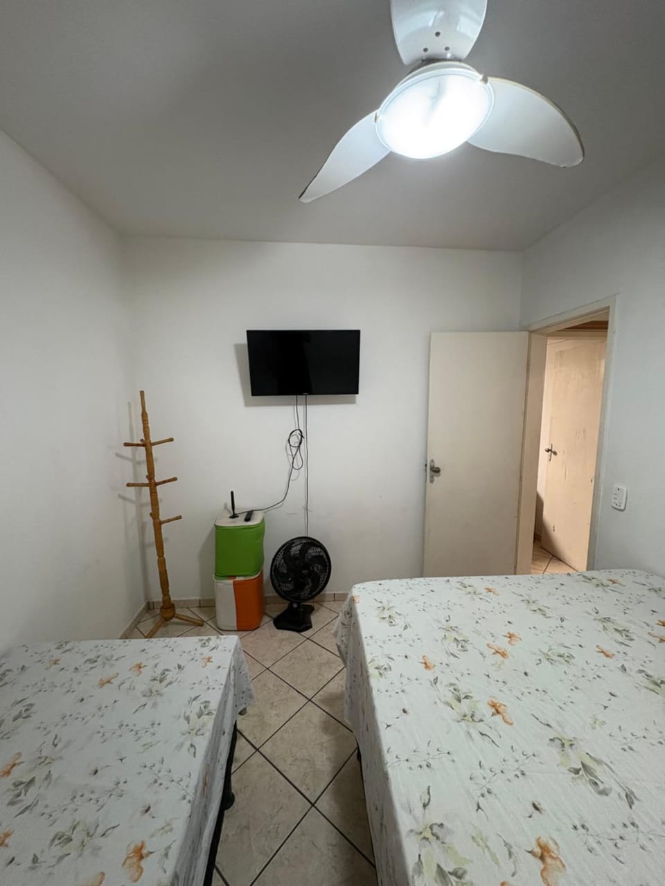 Bed, TV and multimedia, Photo of the whole room, Bedroom