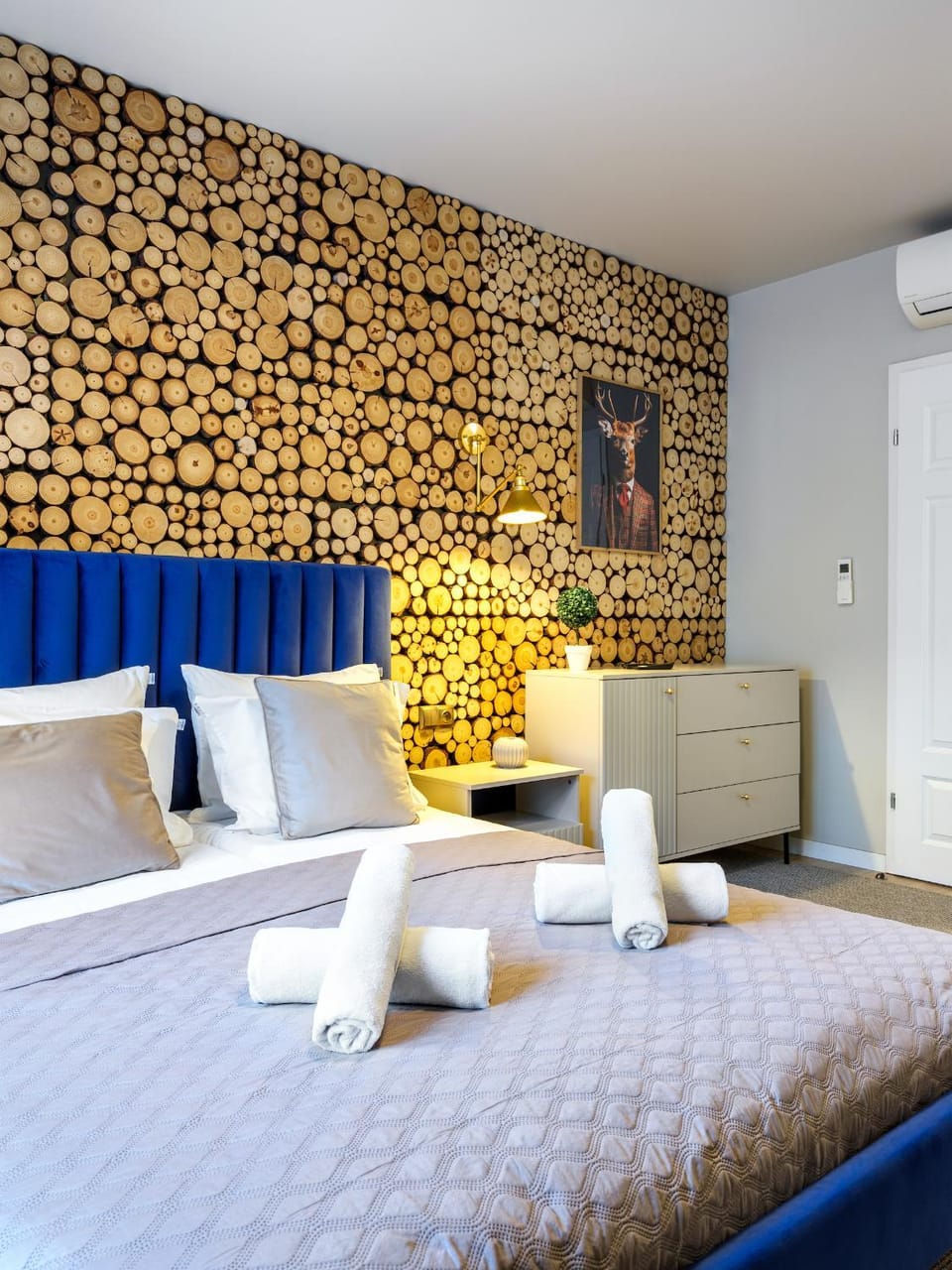 Bed, Photo of the whole room, Decorative detail, Seating area, Bedroom, flat iron, internet, towels, air conditioner