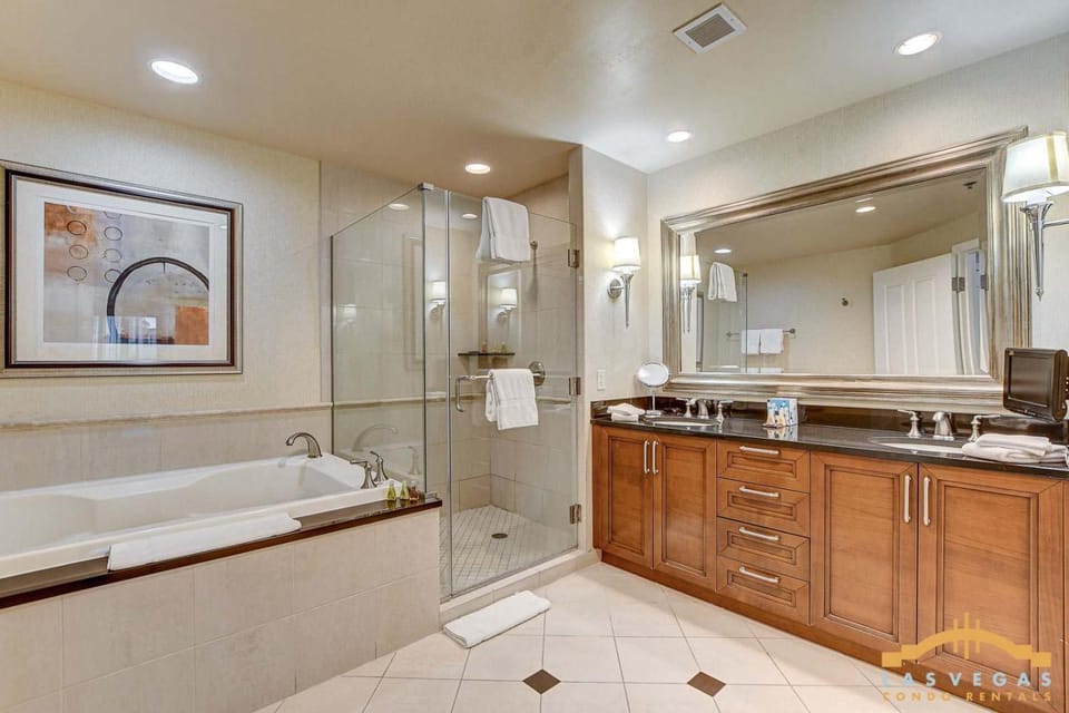 MGM Signature-16-605 Strip View Balcony Studio House in Las Vegas Strip