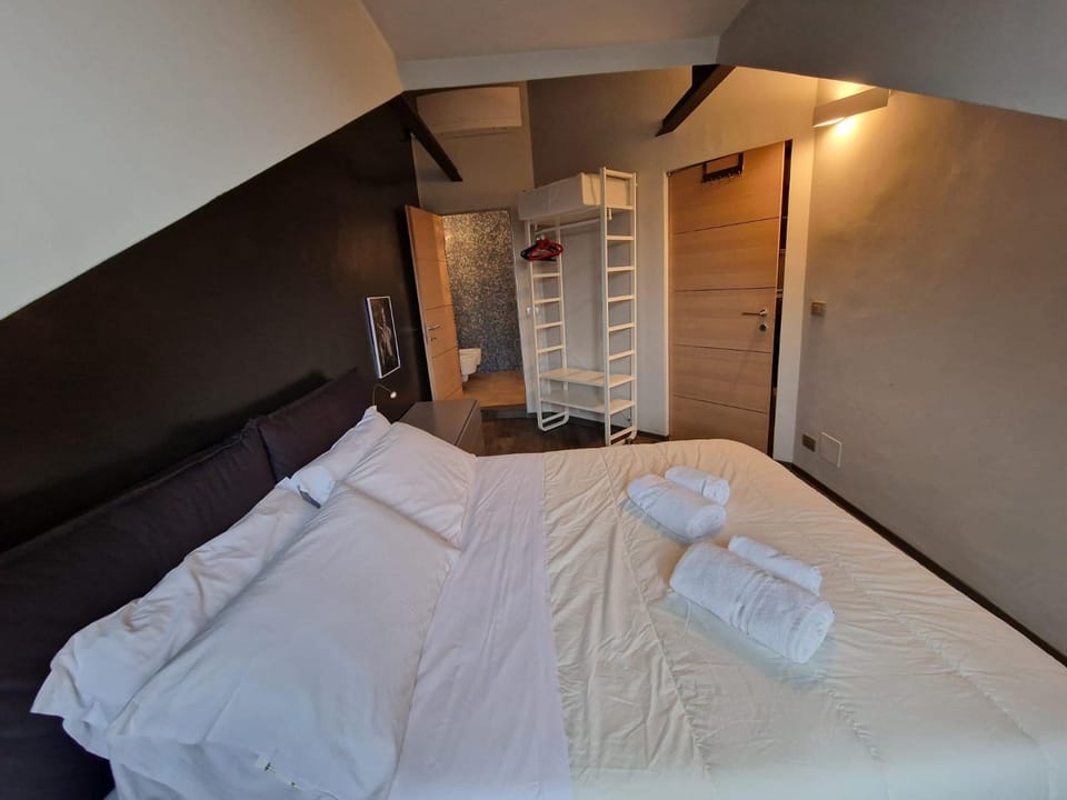 Bed, Photo of the whole room, towels, wardrobe