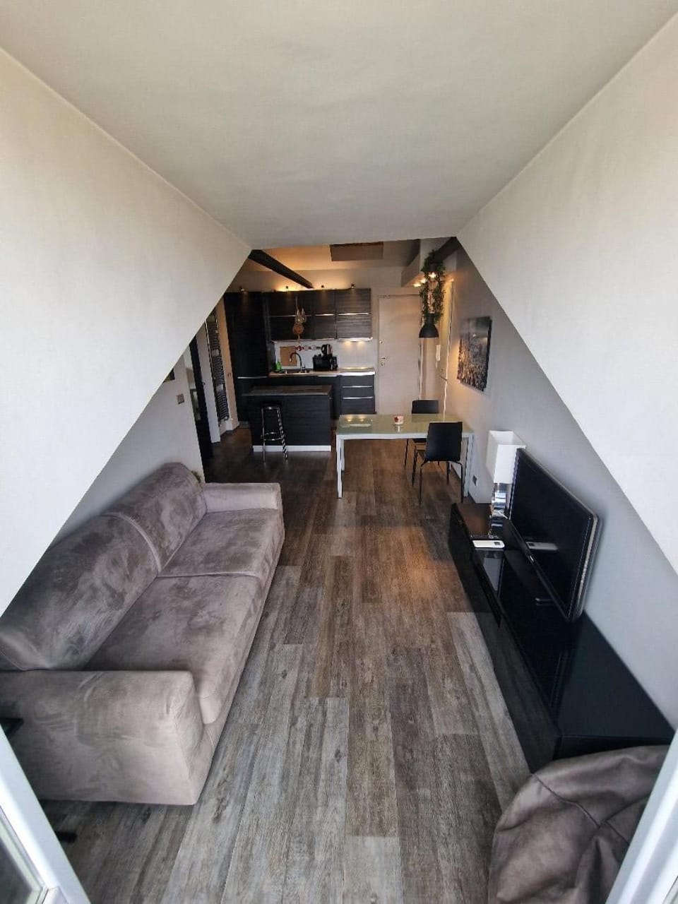 TV and multimedia, Kitchen or kitchenette, Living room, Seating area
