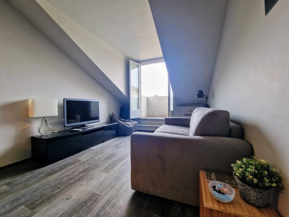 Communal lounge/ TV room, TV and multimedia, Living room, Seating area, Evening entertainment