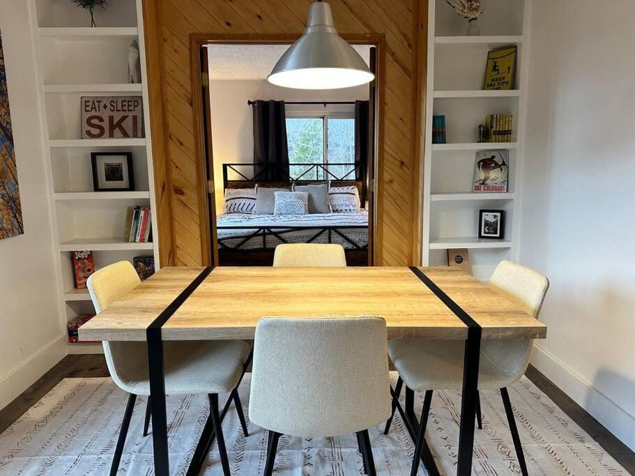 Ski In Ski Out, 2 King Beds ,Hot Tub, Sauna, 5 Min Walk to Base, Private Balcony with Views Apartment in Steamboat Springs