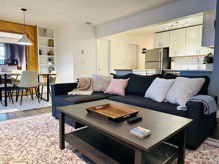 Ski In Ski Out, 2 King Beds ,Hot Tub, Sauna, 5 Min Walk to Base, Private Balcony with Views Apartment in Steamboat Springs