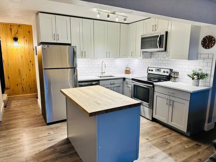 Ski In Ski Out, 2 King Beds ,Hot Tub, Sauna, 5 Min Walk to Base, Private Balcony with Views Apartment in Steamboat Springs
