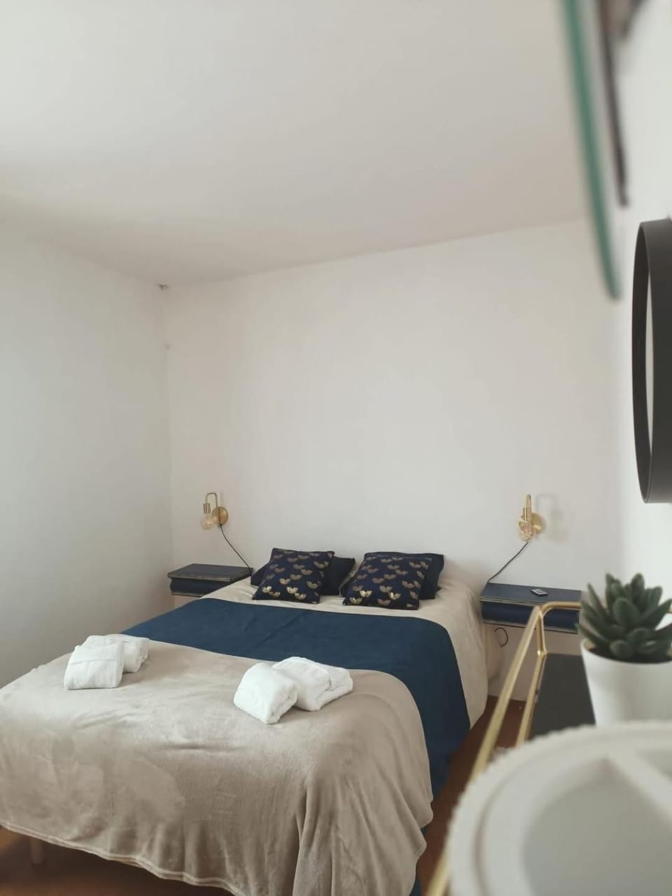 Bed, Photo of the whole room, Bedroom, towels