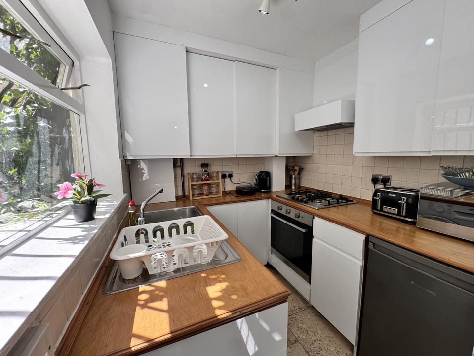 Coffee/tea facilities, Kitchen or kitchenette, minibar, oven, stove, toaster