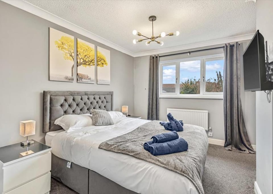 Modern Terraced House with Private Garden, Near Airport & MET Office Apartment in Exeter