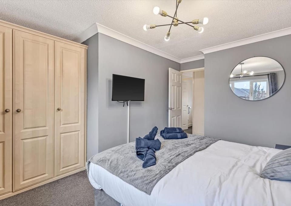 Modern Terraced House with Private Garden, Near Airport & MET Office Apartment in Exeter