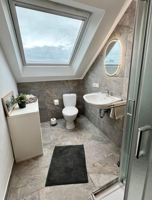 Shower, Toilet, Bathroom, towels