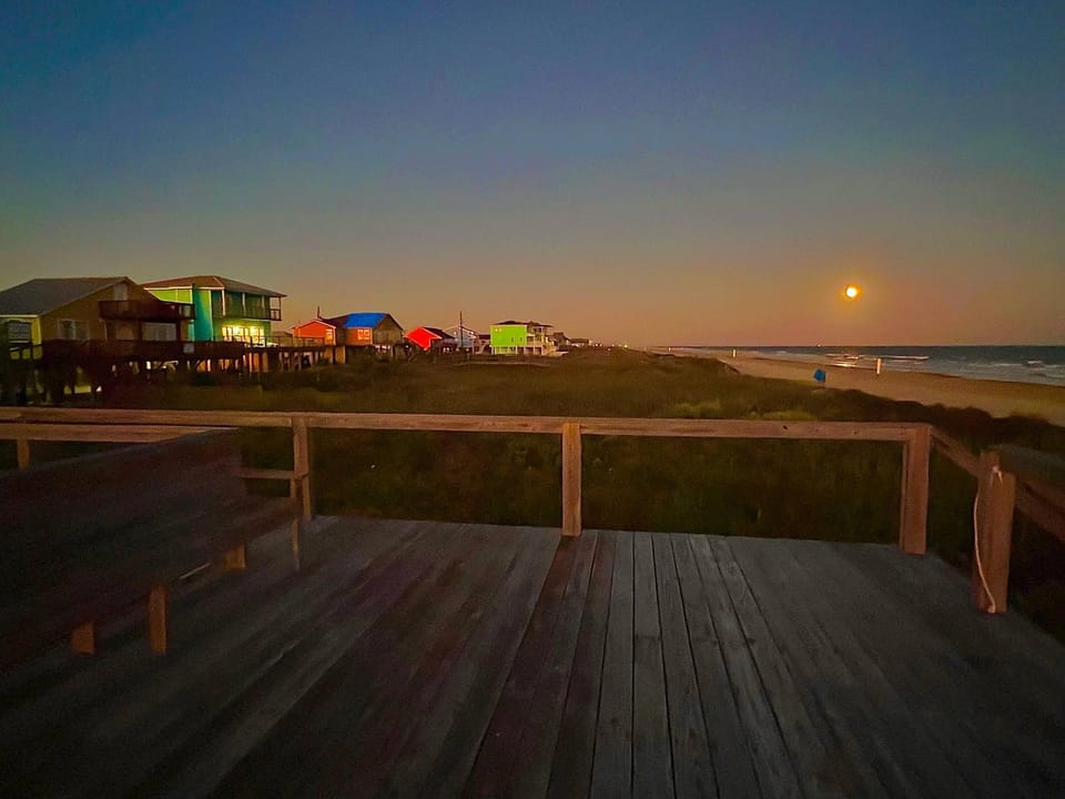 Bellamy's Retreat - Wake, Walk, Surf the Waves! House in Surfside Beach