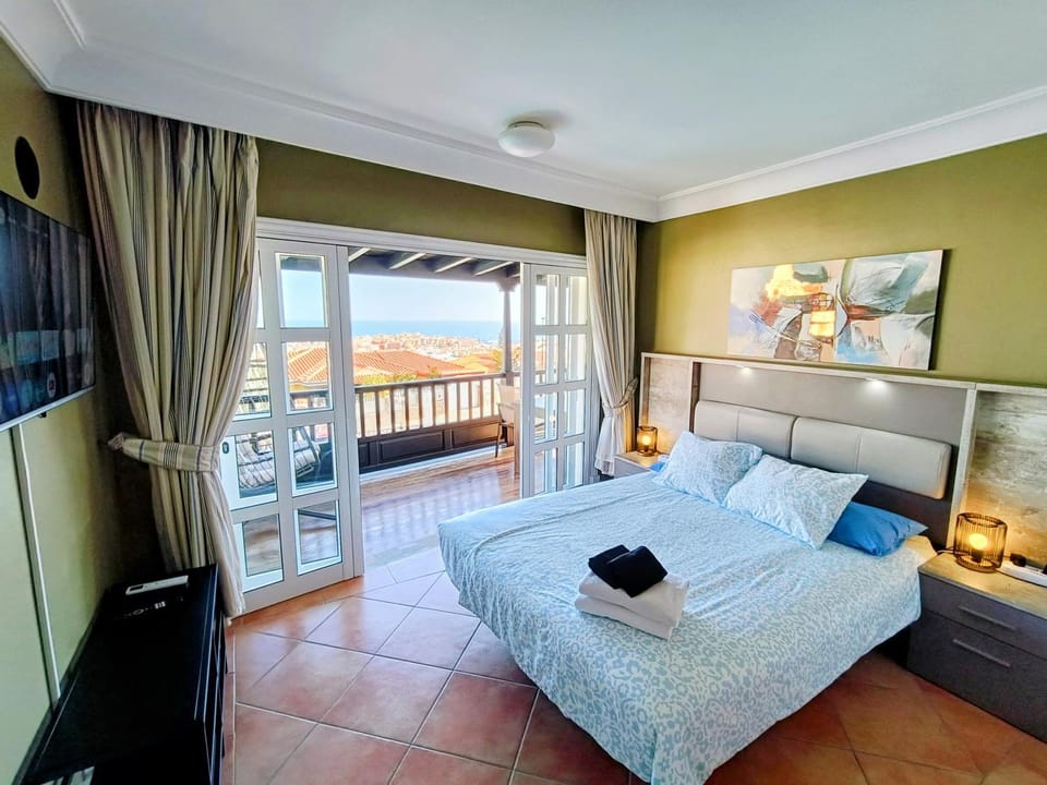 Bed, TV and multimedia, Balcony/Terrace, Photo of the whole room, Bedroom