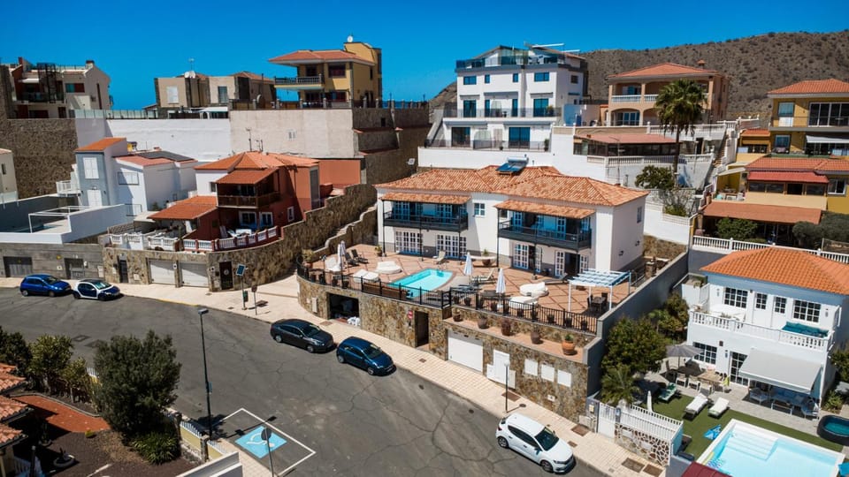 Day, Neighbourhood, Bird's eye view, Pool view, Street view, Swimming pool, Location, Parking