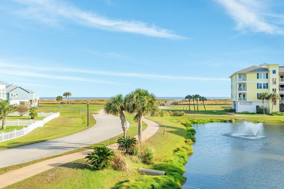Breaking Waves - Open Airy Beautiful Ocean Views! House in Galveston Island