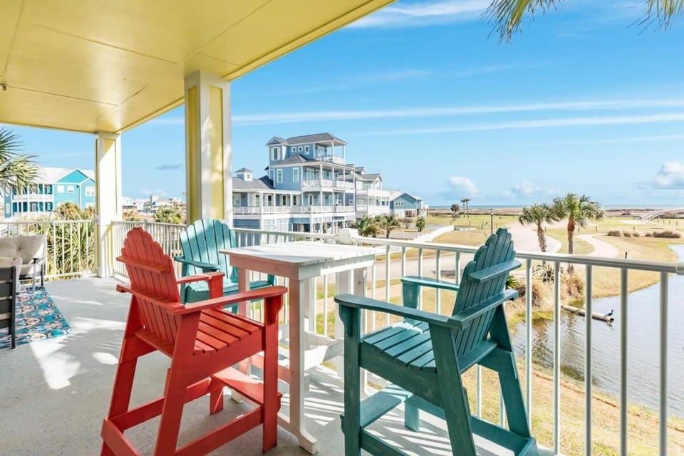 Breaking Waves - Open Airy Beautiful Ocean Views! House in Galveston Island