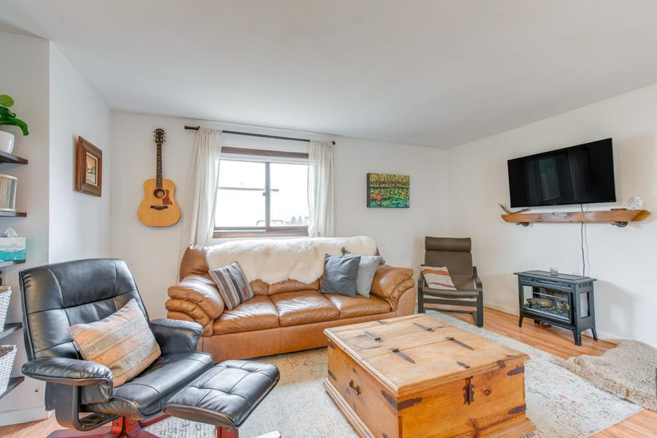 Hike, Ski & More: Walkable Downtown Granby Home House in Granby