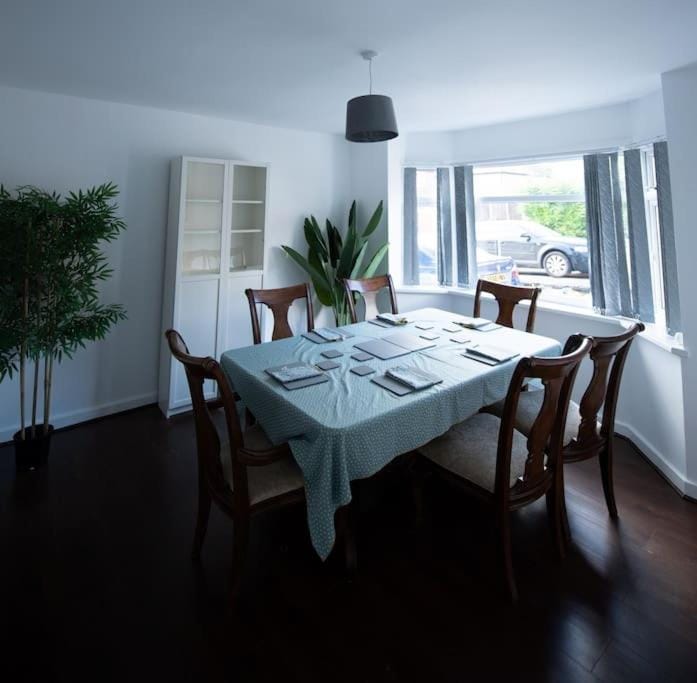 Spacious 3 Bed Home Manchester Airport Free Parking Apartment in Manchester