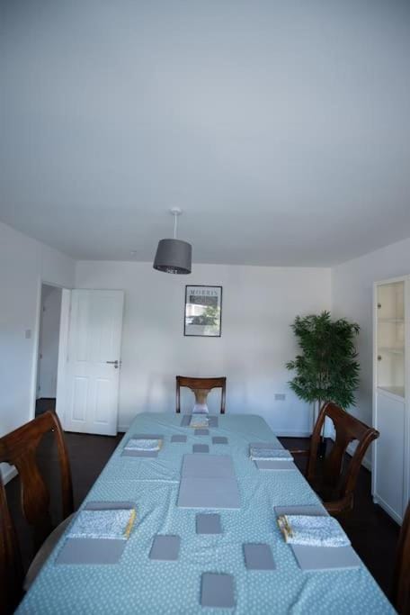Spacious 3 Bed Home Manchester Airport Free Parking Apartment in Manchester