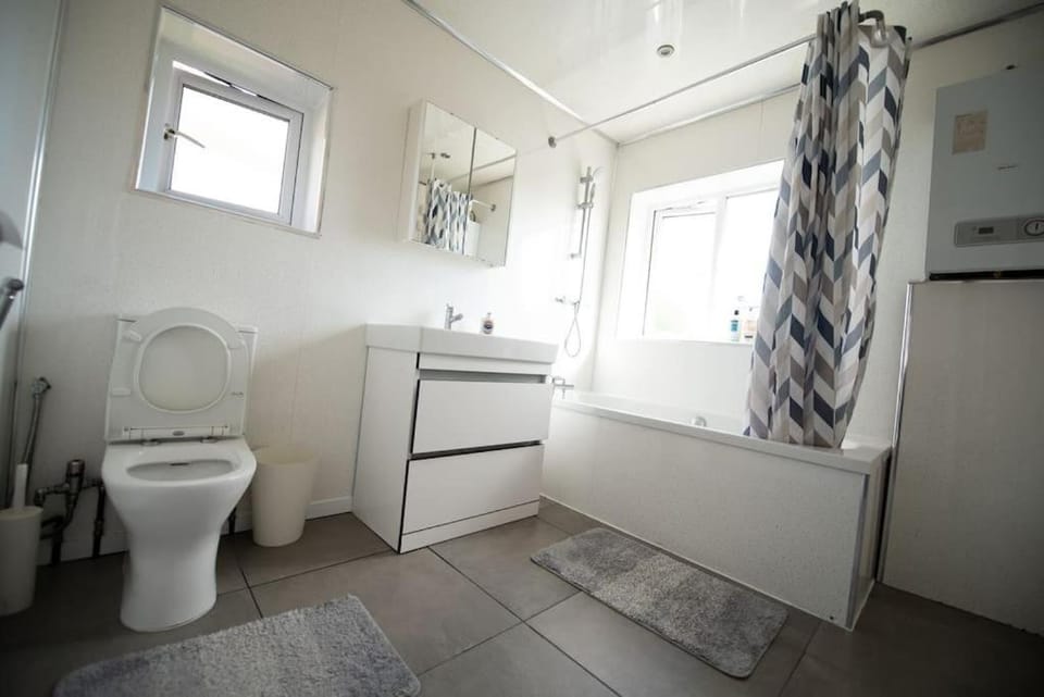 Spacious 3 Bed Home Manchester Airport Free Parking Apartment in Manchester