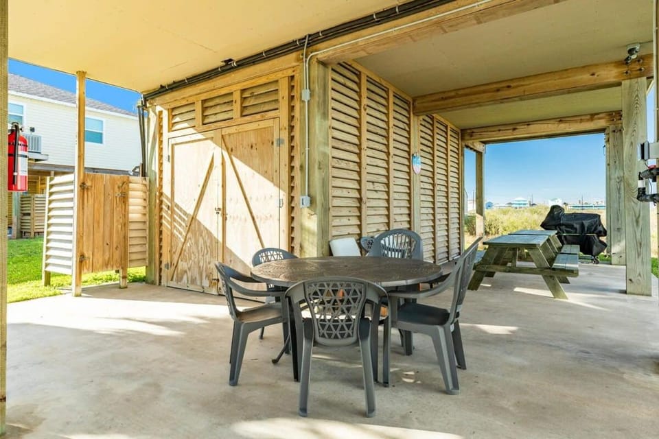 Flip Flop Bungalow - Your Toes-in-the-Sand Escape! House in Surfside Beach