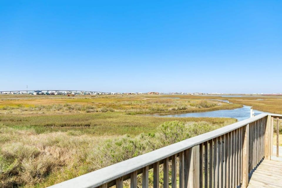 Flip Flop Bungalow - Your Toes-in-the-Sand Escape! House in Surfside Beach