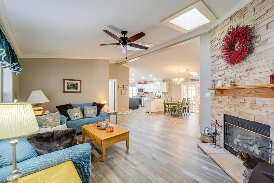 Home w/ Game Room, Hot Tub & Jacuzzi! House in Beech Mountain