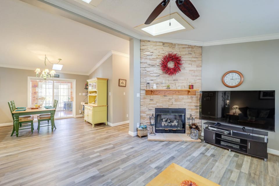 Home w/ Game Room, Hot Tub & Jacuzzi! House in Beech Mountain