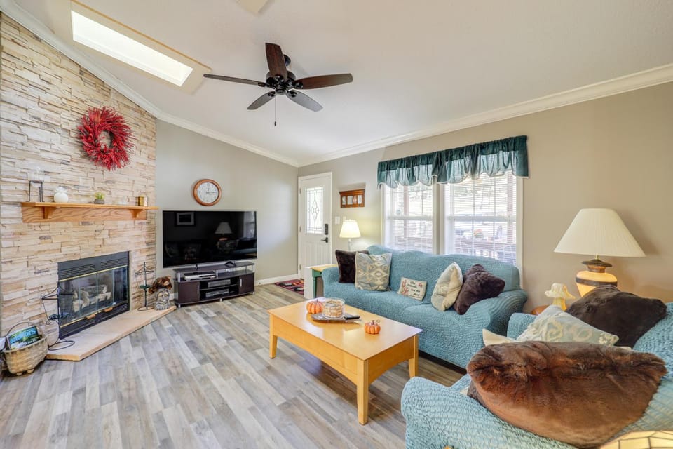 Home w/ Game Room, Hot Tub & Jacuzzi! House in Beech Mountain