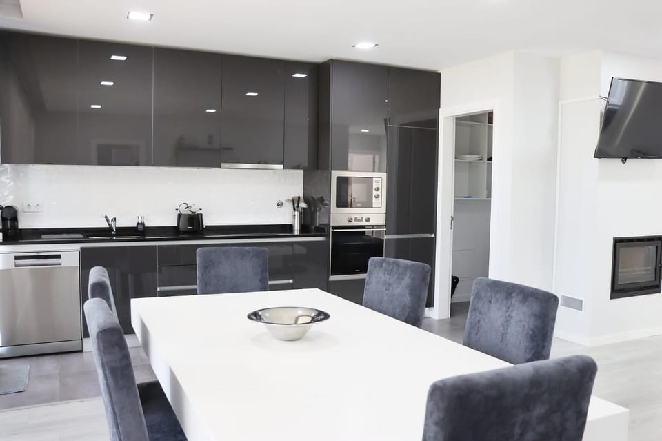 Kitchen or kitchenette, Seating area, Dining area, dishwasher, oven, stove