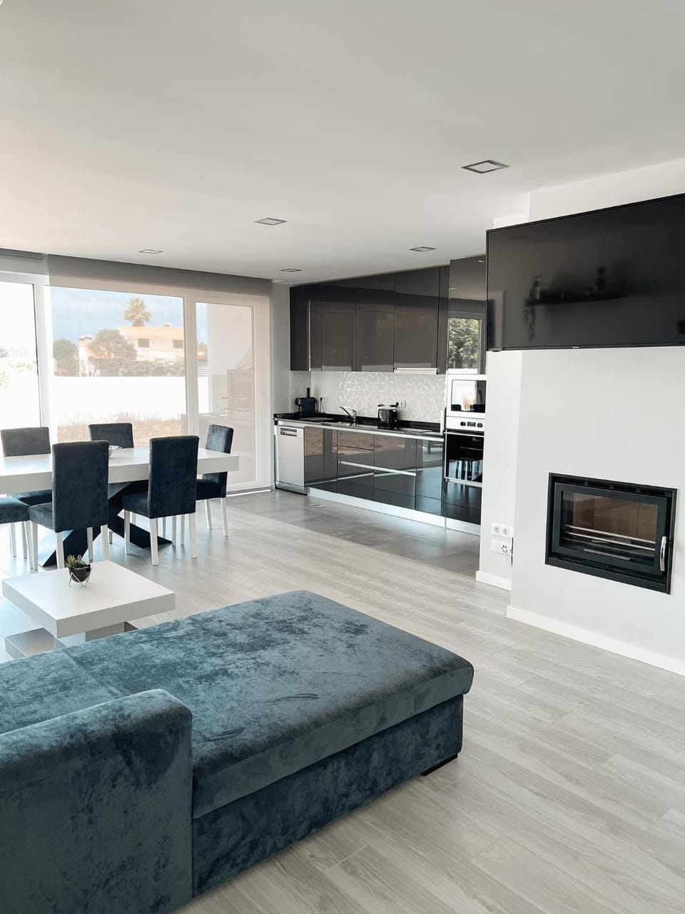 Kitchen or kitchenette, Living room, stove