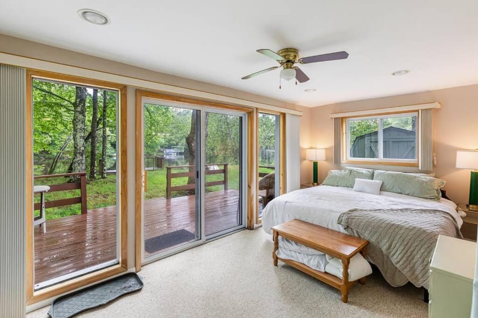 Lakefront with Lots of Light and Private Dock Access House in Hudson Valley