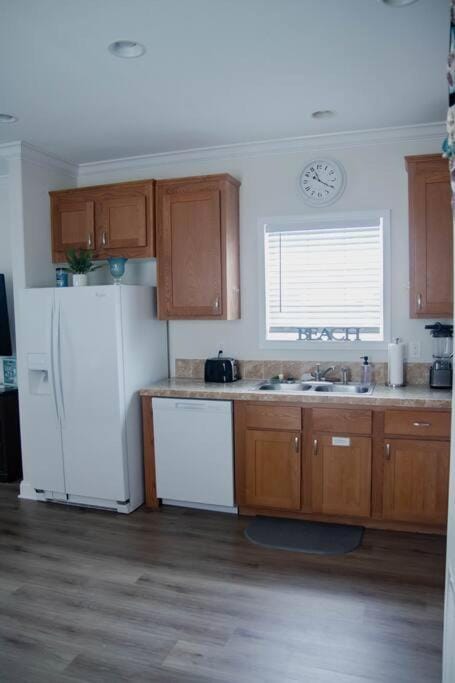 Kitchen or kitchenette, dishwasher, toaster