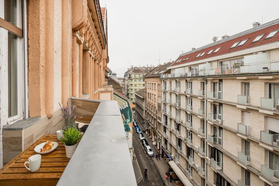 Stunning 3BRM 3BATH Julie Balcony & City Views Apartment in Budapest