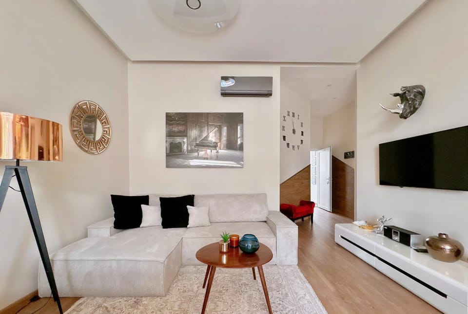 Stunning 3BRM 3BATH Julie Balcony & City Views Apartment in Budapest