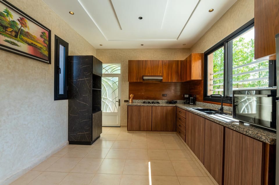 Kitchen or kitchenette, minibar, oven