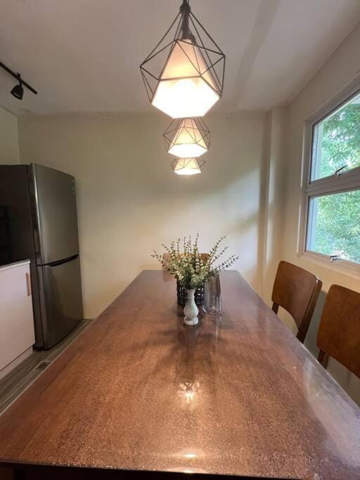 Kitchen or kitchenette, Dining area