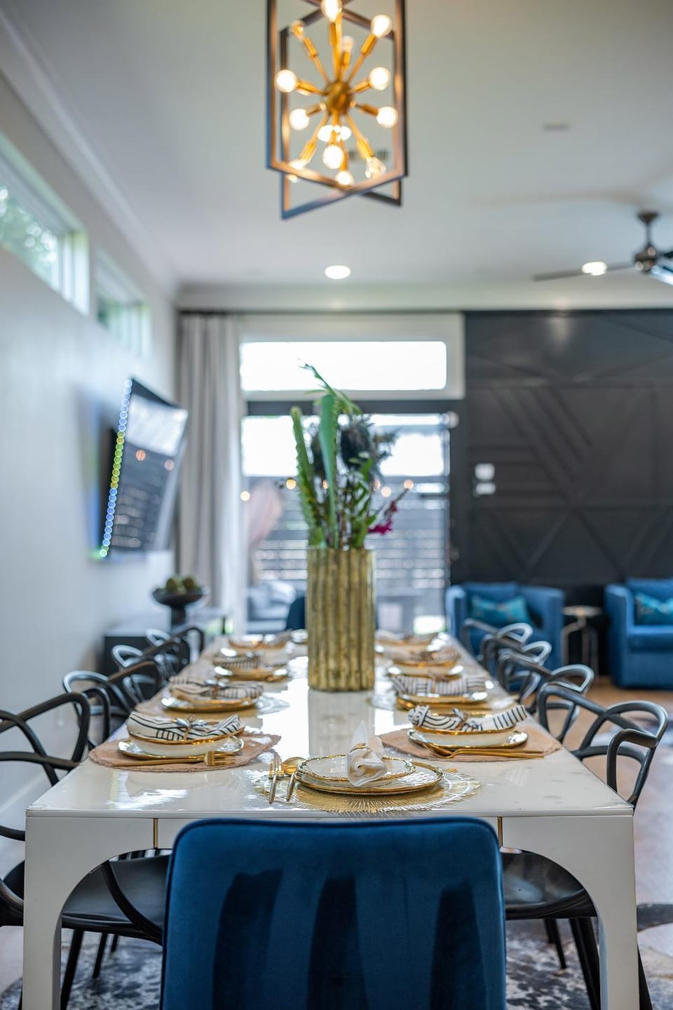 Decorative detail, Seating area, Dining area
