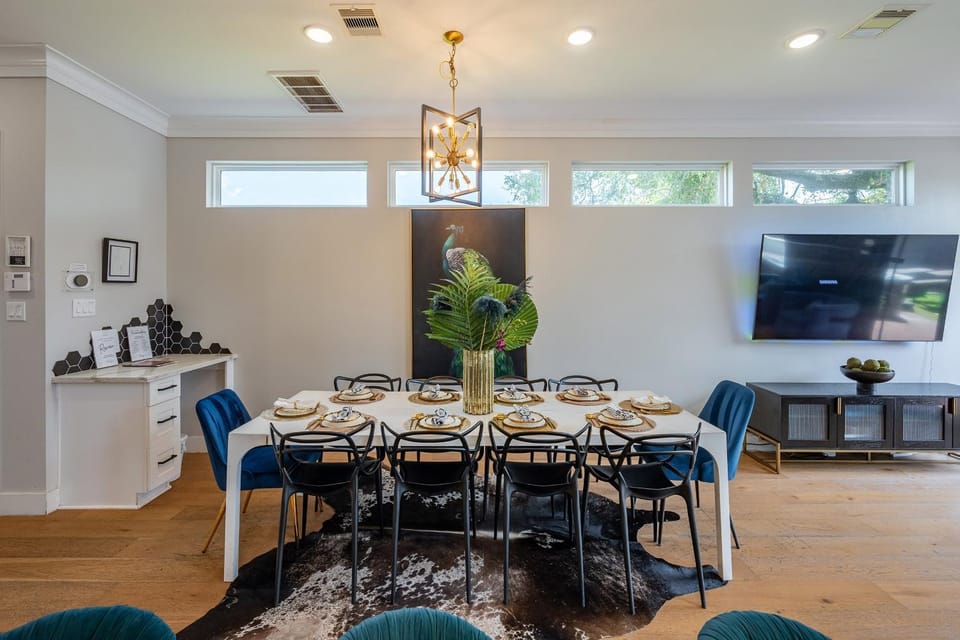 Day, TV and multimedia, Seating area, Dining area