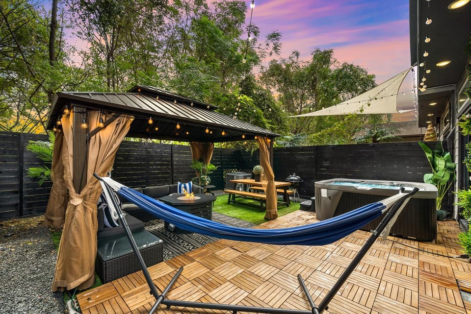 Black House - Downtown Elegance with HotTub and King Beds House in Houston