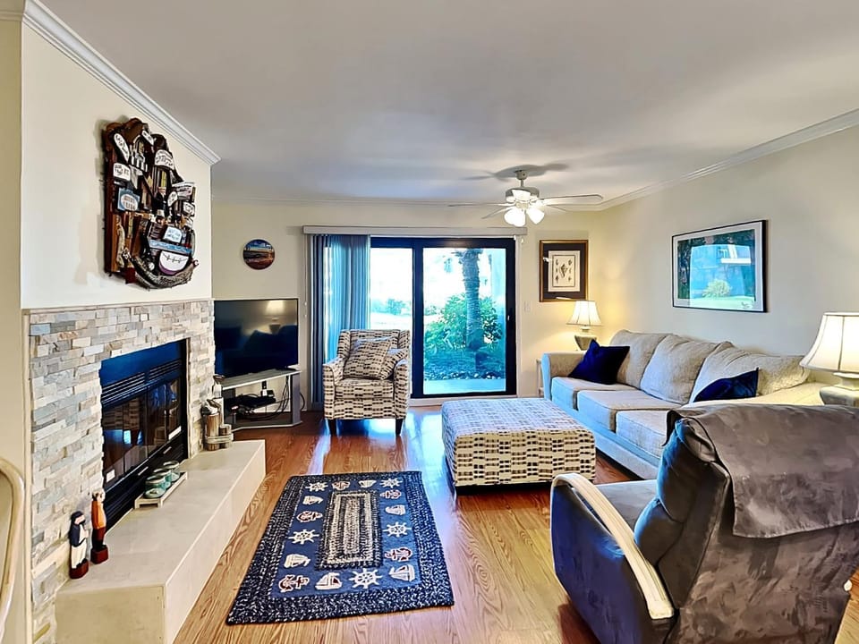 TV and multimedia, Living room, Seating area, fireplace, furniture
