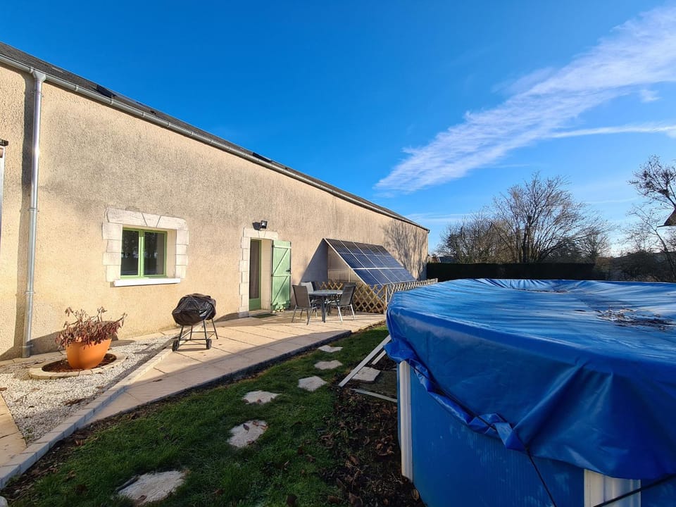 Gîte familial avec piscine partagée, terrasse et WiFi - FR-1-591-635 House in Centre-Val de Loire